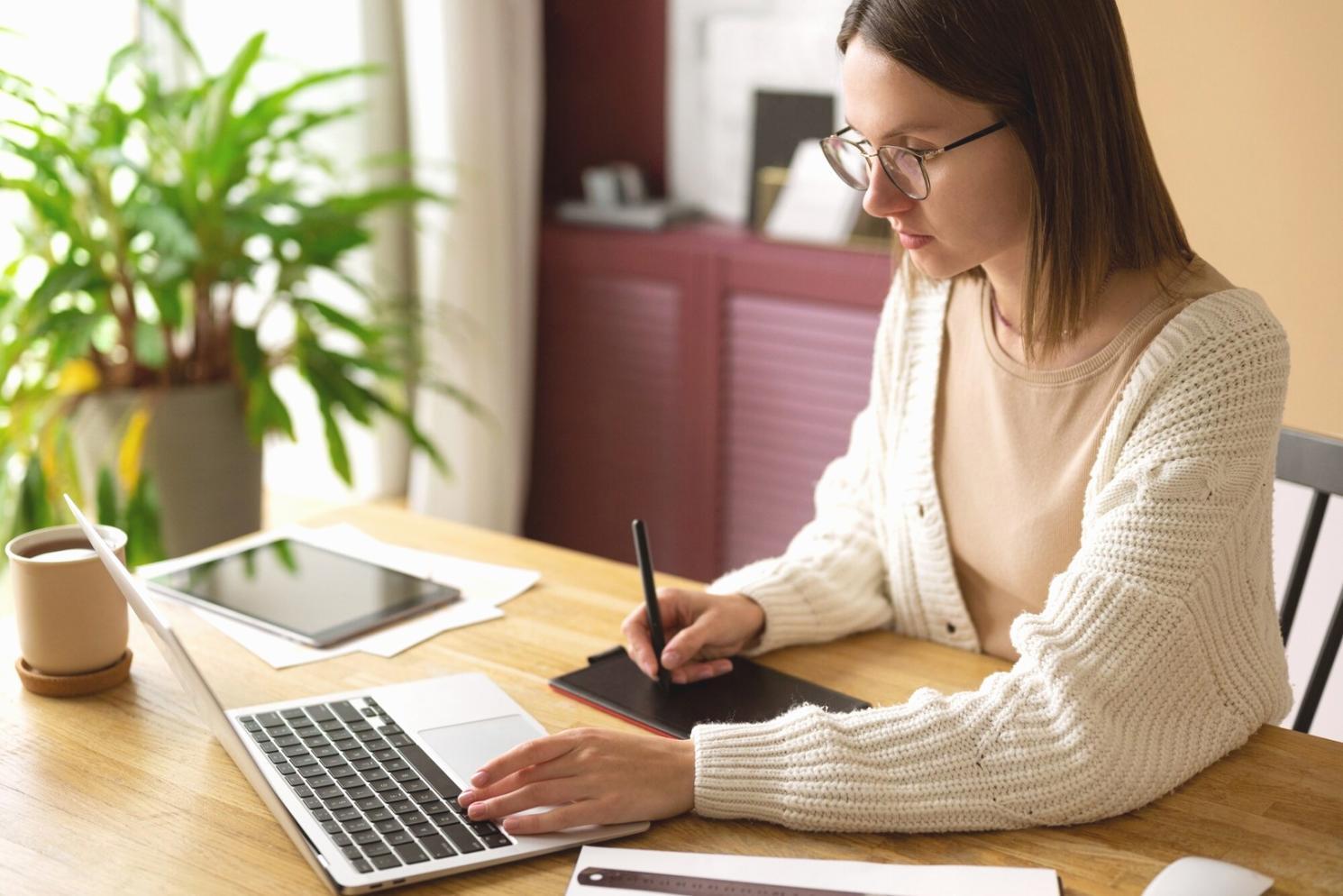 Arbeitsplatz mit Finanzanalysen und Diagrammen